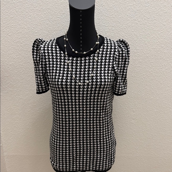 Vince Camuto Black and White Houndstooth Puff Sleeve Blouse - Picture 1 of 5